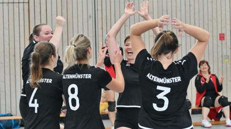 Grund zur Freude hatten die Volleyballerinnen des SC Altenmünster. Nach den beiden Siegen in Donauwörth führen sie die Tabelle an. Foto: Andreas Lode