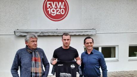 Endlich hat es geklappt: Vereinschef Rene Räpple, Manuel Strahler und der sportliche Leiter Werner Wetzel (von rechts). Foto: Pit Meier