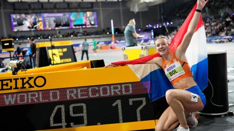 Femke Bol aus den Niederlanden feiert ihren Weltrekord über die 400 Meter.