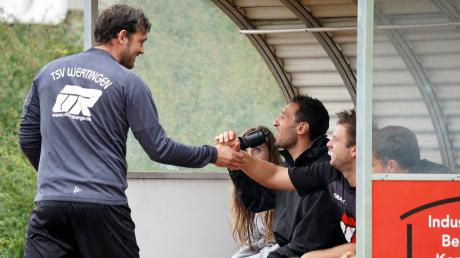 Stets einen guten Draht zu seiner Auswechselbank hat Wertingens Trainer Daniel Schneider (links). Im Sommer verabschiedet sich der Coach von den Zusamstädtern. 