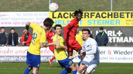 Der FC Pipinsried (gelbe Trikots) unterlag dem TSV Rain zum Pflichtspielauftakt. Foto: Gerd Jung
