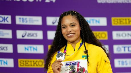 Die deutsche Kugelstoßerin Yemisi Ogunleye hat nach ihrer Silbermedaille bei den Leichtathletik-Weltmeisterschaften über den Umgang mit erlebtem Rassismus und Mobbing gesprochen.