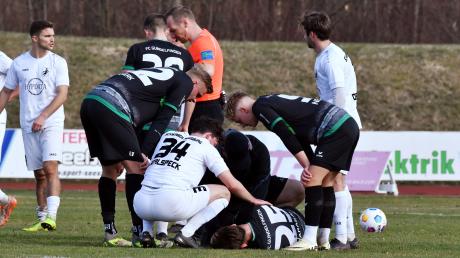 Edwin Tarakan (am Boden) droht beim FCG das Saisonaus. Die Mitspieler Laurin Völlmerk (links) und Ibrahim Neziri sehen das mit großer Sorge.