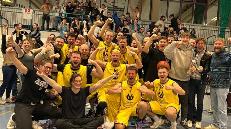 Die Basketballer des TSV Diedorf mit ihren Trainerinnen Carina und Miriam Unger feierten mit ihren Fans nach dem Abpfiff den Aufstieg in die höchste schwäbische Liga. Foto: Stefan Scherer