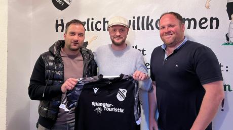 Der neue Trainer beim FC Ehekirchen steht fest: die Abteilungsleiter Simon Schmaus (links) und Markus Bissinger (rechts) mit dem neuen Coach Benjamin Flicker. Foto: FC Ehekirchen 
