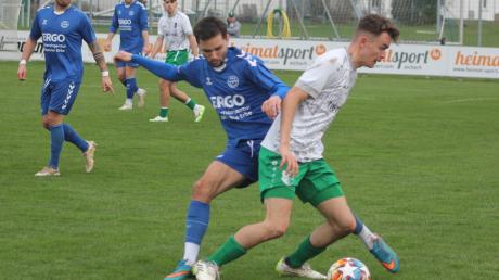Serhat Örnek, hier gegen Luca Lenz, machte zwei Tore beim 3:1-Sieg des VfL Ecknach gegen den FC Stätzling. 
