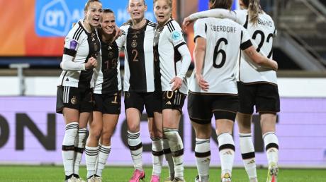 Trainer Horst Hrubesch konnte sich mit dem deutschen Frauen-Kader im Fußball ein Ticket für Olympia 2024 holen. Infos rund um die Termine und den Zeitplan gibt es hier.