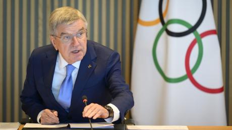 Das IOC um Präsident Thomas Bach will darüber entscheiden, ob russische Sportler in Paris an der Eröffnungsfeier teilnehmen dürfen.