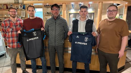 Marcel Pietruska (Zweiter von rechts) geht beim TSV Kühbach in sein drittes Jahr als Spielertrainer, Martin Brunner (Mitte) übernimmt die Zweite zusammen mit Leonhard Prölß (links daneben). 