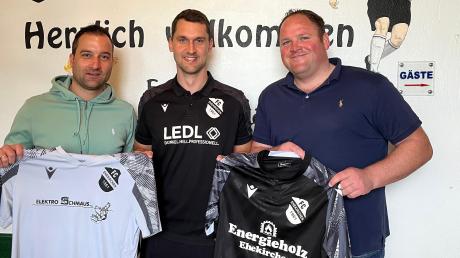 Neuer Coach: Die Abteilungsleitung um Simon Schmaus (links) und Markus Bissinger (rechts) mit Simon Lenk, der ab der kommenden Saison die zweite Mannschaft des FC Ehekirchen trainiert. Foto: FC Ehekirchen 