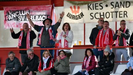 Beim Bayernliga-Spiel im Gundelfinger Schwabenstadion jubelte nur der Fanclub des SV Erlbach (Bild). Und zwar genau zweimal: über den 1:0-Führungstreffer der Gäste und mit dem Abpfiff. 