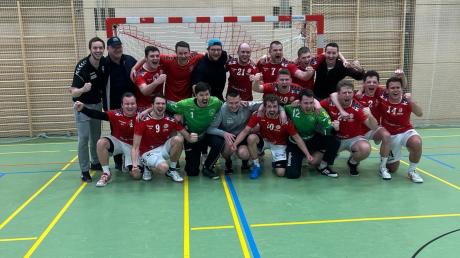 Großer Jubel herrschte bei den Handballern des SV Mering nach dem Gewinn der Meisterschaft.