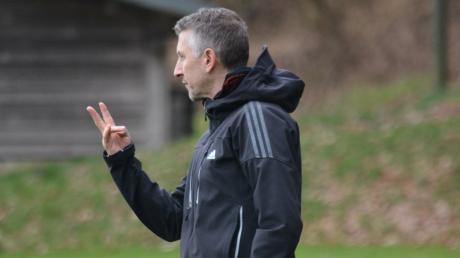 Drei Punkte zeigt Anhausens neuer Trainer Thomas Bock an. Seine Spieler setzten es um. Foto: Oliver Reiser
