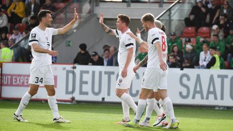 Freude und Erleichterung: Kapitän Lucas Fröde (links) und seine Teamkollegen vom FC Ingolstadt feierten im Derby bei der SpVgg Unterhaching einen 3:0-Sieg. Foto: Roland Geier