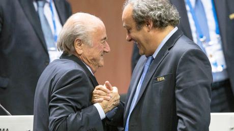Joseph Blatter (l) und Michel Platini müssen sich erneut vor Gericht verantworten.