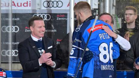 Stolzer Moment: Ingolstadts Sportdirektor Tim Regan (links) gratuliert Top-Scorer Daniel Pietta (rechts) zu dessen 1000. DEL-Spiel im Play-off-Viertelfinale gegen Bremerhaven. Foto: Johannes Traub
