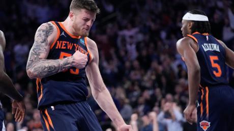 Isaiah Hartenstein jubelt über den Sieg der New York Knicks.