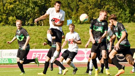 Florian Heiß springt am höchsten: Der Stammspieler, hier beim Derby gegen die Gundelfinger U23, kehrt gegen Ecknach in den Kader des TSV Wertingen zurück. 