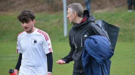 Anhausens neuer Trainer Thomas Bock hat seine Mannschaft auf die Erfolgsspur zurückgeführt. Links Jakob Sitka. Foto: Oliver Reiser
