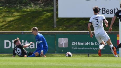 Patrick Högg (links) hat den Ball an Garchings Keeper Dominik Bals vorbeigebracht, auch Verteidiger Gabriel Wanzeck (3) konnte den zweiten Treffer des Gundelfinger Flügelstürmers nicht mehr verhindern.