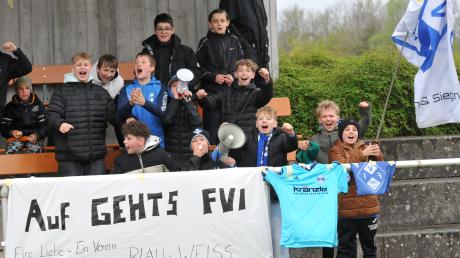 Die Unterstützung der jungen Fans des FV Illertissen war letztlich vergeblich. Ihre Mannschaft verlor gegen Ingolstadt und nimmt damit in diesem Jahr nicht am DFB-Pokal teil. Foto: Roland Furthmair