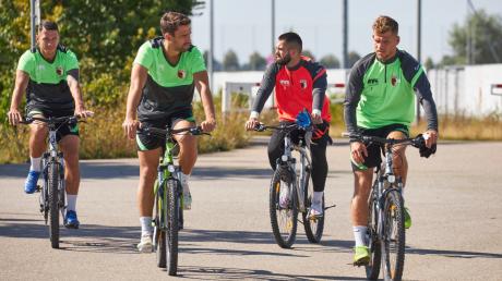 Immer eine gute Idee: Mit dem Fahrrad zum Fußball. Hier machen es die Profis des FC Augsburg vor. Foto: Klaus Rainer Krieger