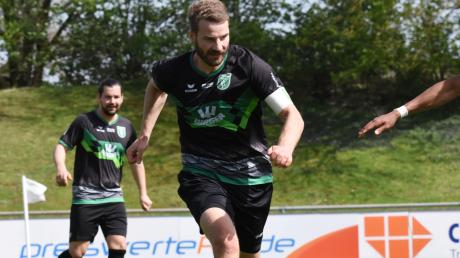 David Anzenhofer marschiert im Abstiegskampf der Bayernliga weiter voran – und wird wohl seine Zukunftspläne ändern. Der Kapitän des FC Gundelfingen steht kurz davor, das geplante Karriereende zu verschieben. 