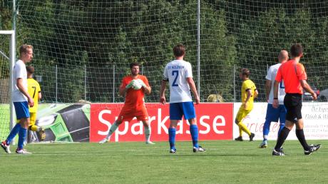 Diesen Ball hielt Holzheims Keeper Florian Hofmeister sicher. Im Hinspiel beim FC Lauingen musste er nur einmal hinter sich greifen, was aber die 0:1-Niederlage bedeutete. 