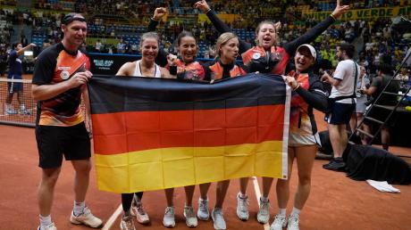 Das deutsche Tennis-Team feiert nach dem Sieg über Brasilien beim Billie Jean King Cup.