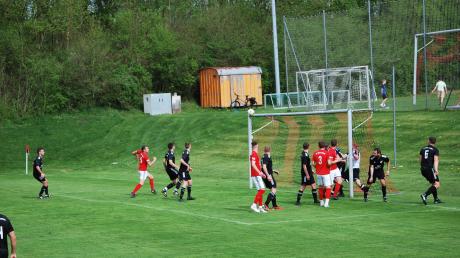 Auch die Querlatte unterstützte die Abwehr der SG Kirchdorf/Rammingen. Letztlich aber setzte sich der SV Oberrieden (rote Trikots) im „Spiel der Woche“ klar mit 3:0 durch. Foto: Robert Prestele