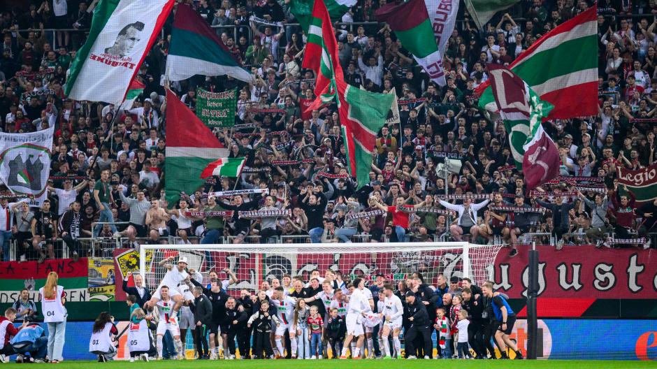 Partystimmung beim FC Augsburg: Der Sieg gegen Union Berlin war zwar nicht glanzvoll, dafür umso wertvoller. Warum das so ist, ist in der Viererkette, unserem FCA-Podcast, zu hören.