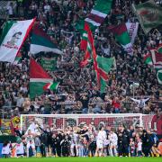 Jubelt sich der FC Augsburg in die Champions League? Das ist tatsächlich ein mögliches Szenario – und hängt vor allem vom BVB ab.