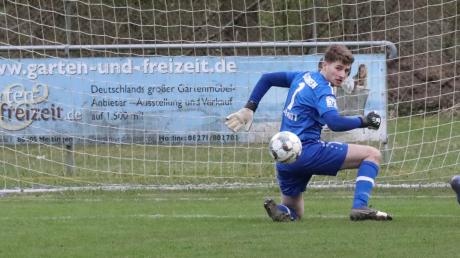 Meitinges Torhüter Niklas Schmitt hat sich nach einer rücksichtslosen Aktion eines Griesbeckerzellers die Hand gebrochen. Foto: Karin Tautz