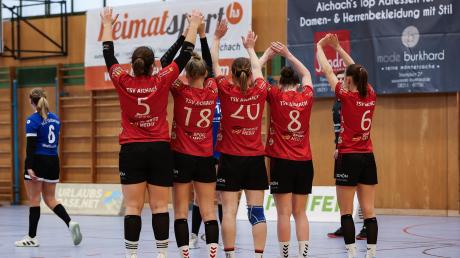 Die Handballerinnen des TSV Aichach (rote Trikots) verloren zum Saisonabschluss in Dachau. Foto: Adrian Goldberg