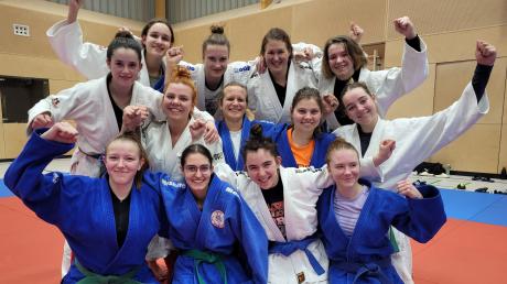 Mit Franziska Mayr (mittlere Reihe, Zweite von links) als Trainerin starten die Judodamen der Sportfreunde Friedberg erstmals in der Landesliga. 