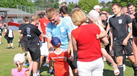 Im Juni des vergangenen Jahres wurde in Kettershausen mit Kind und Kegel der Aufstieg in die Bezirksliga gefeiert. Demnächst dürfte dieses Abenteuer wieder beendet sein. Foto: Roland Furthmair