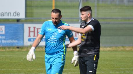 Der älteste (Michal Potnar, links) und der jüngste Spieler (Kenan Kunalic) des TSV Gersthofen gehen nach dem 3:0-Sieg gegen den SV Holzkirchen vom Platz. Foto: oli