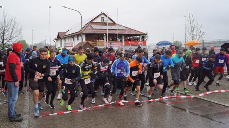Dichtes Gedränge herrschte beim Start zum Halbmarathon in Altenmünster.