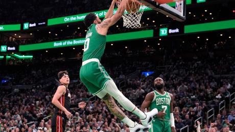 Celtics-Star Jayson Tatum beim Dunking.