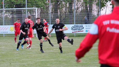 Später Jubel beim TSV Wittislingen: Matthias Stehle (rechts) hat kurz vor Ende zum 1:1 gegen den FC Weisingen ausgeglichen. 