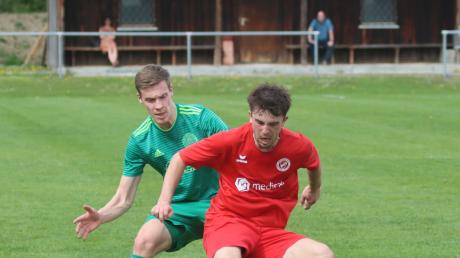 Vinzenz Wolf (rotes Trikot) traf in allen drei Spielen der englischen Woche für den SV Raisting. In der Bezirksliga belegen die Fußballer vom Ammersee derzeit den sechsten Platz.