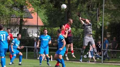Glötts Keeper Dominik Trenker klärt hier vor dem Wertinger 1:0-Torschützen Ivan Rasic.