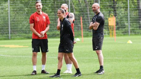 Erste Anweisungen: Sabrina Wittmann (vorne) ist bis Saisonende Interimstrainerin des FC Ingolstadt. Am Donnerstag leitete sie ihr erstes Training. Foto: Roland Geier