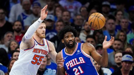 Isaiah Hartenstein (l) von den New York Knicks versucht Philadelphias Star Joel Embiid zu stoppen.