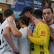 Stehen fest zusammen: Die Handballer des TSV Niederraunau. Gegen die vom Verband ausgesprochene Wertung des Platzierungsspiels hat der Verein offiziell Einspruch eingelegt. 