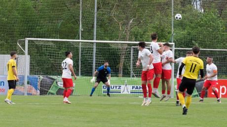 Über die Mauer, aber auch über Thannhausens Tor geht dieser Freistoß von Manuel Kasakowski (11) – am Ende stand es 0:4 gegen den gastgebenden FC Lauingen. 