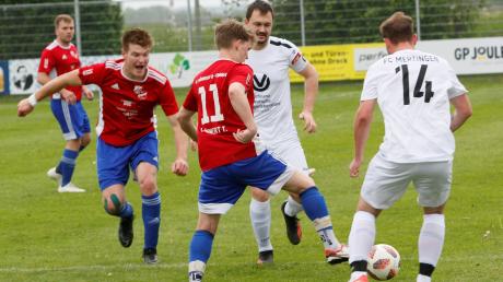 Der FC Mertingen II (in Weiß) verlor gegen Mödingen. Foto: Karlheinz Geiger