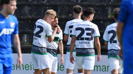 Die Erleichterung war Deniz Erten (Zweiter von links) anzumerken, als er nach seinem Siegtor gegen den TSV Kottern von Laurin Völlmerk umarmt wurde. Für den Stürmer des FC Gundelfingen war es der herbeigesehnte erste Treffer im grün-weißen Trikot. 