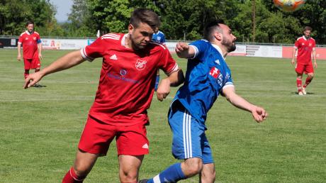 Die Torschützen im Kellerduell unter sich: Philipp Klauser (rot) traf zweimal für den FC Weisingen, Salvatore Palanga (blau) in der Nachspielzeit für den Gast SV Ziertheim-Dattenhausen.