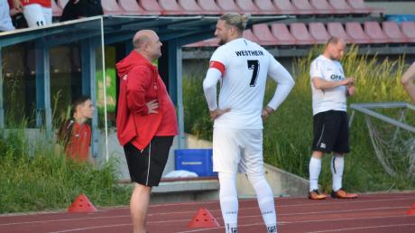 Vor dem Stadtderby unterhielt sich Westheims Kapitän Benjamin Walter noch mit Klaus Raßhofer, dem scheideneden Sportlichen Leiter des TSV Neusäß. Foto: Oliver Reiser